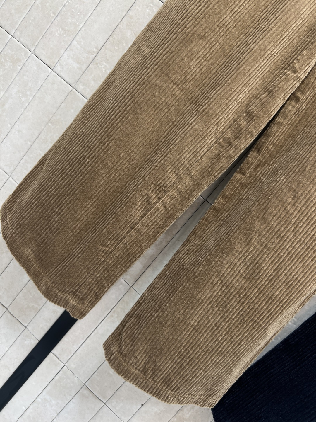 MIu家 25秋冬新款 双腰头拼接灯芯绒休闲裤 休闲裤做双腰头设计表现出腰部的非常规腰部塑造 撞色拼接设