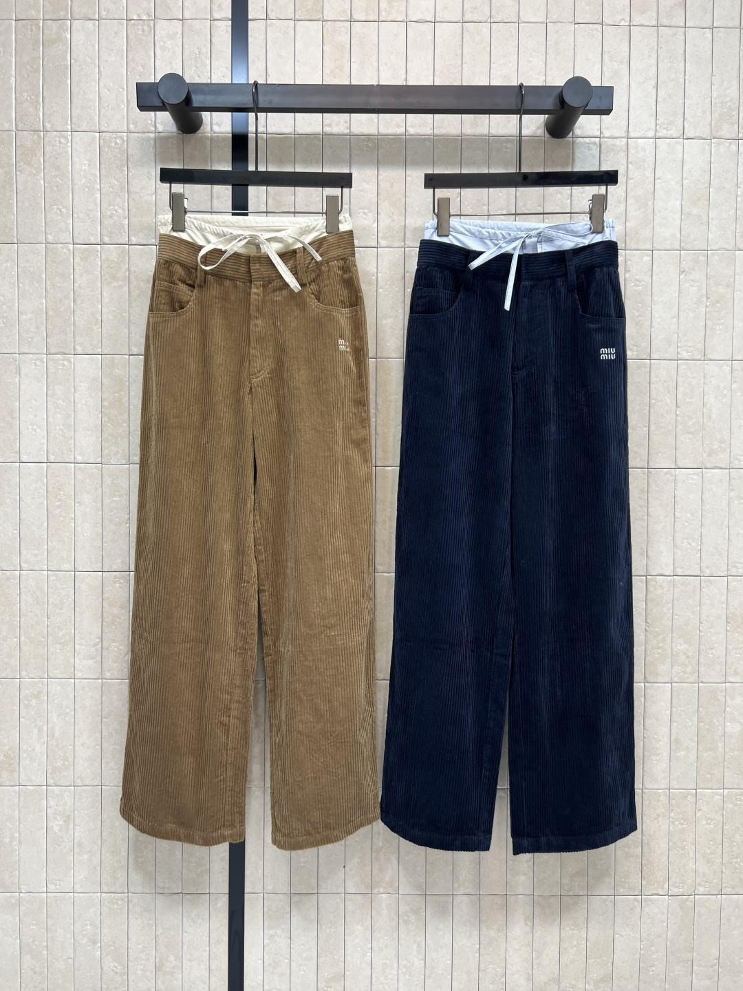 NO:500947,MIujia 25 autumn and winter new style, double waist spliced ​​corduroy casual pants. The double waist design shows the unconventional waist shape of the waist. The contrasting splicing design adds a sense of design to the pants, bringing a unique feeling, simple and versatile commuting. Suitable for low-waisted wear, revealing the waistline, visually slimming and high-definition, modifying the legs, the loose fit but not wide, and you can feel assured that you can use the body without picking your body. Custom corduroy fabric with a vest is very simple and energetic. Two colors and three-code Size/S-M-L,,miumiu,alexander wang19860909MIu家 25秋冬新款 双腰头拼接灯芯绒休闲裤 休闲裤做双腰头设计表现出腰部的非常规腰部塑造 撞色拼接设计为裤子增添设计感 带来独特感受简洁的裤型通勤百搭 适用于低腰穿着露出腰线上身视觉显瘦显高修饰腿型效果非常棒 宽松版型但不显胯宽 多种身形都可以放心入不挑身材 定制灯芯绒面料搭配马甲非常简约有活力 两色三码Size/S-M-L,,miumiu,alexander wang,Women's clothing