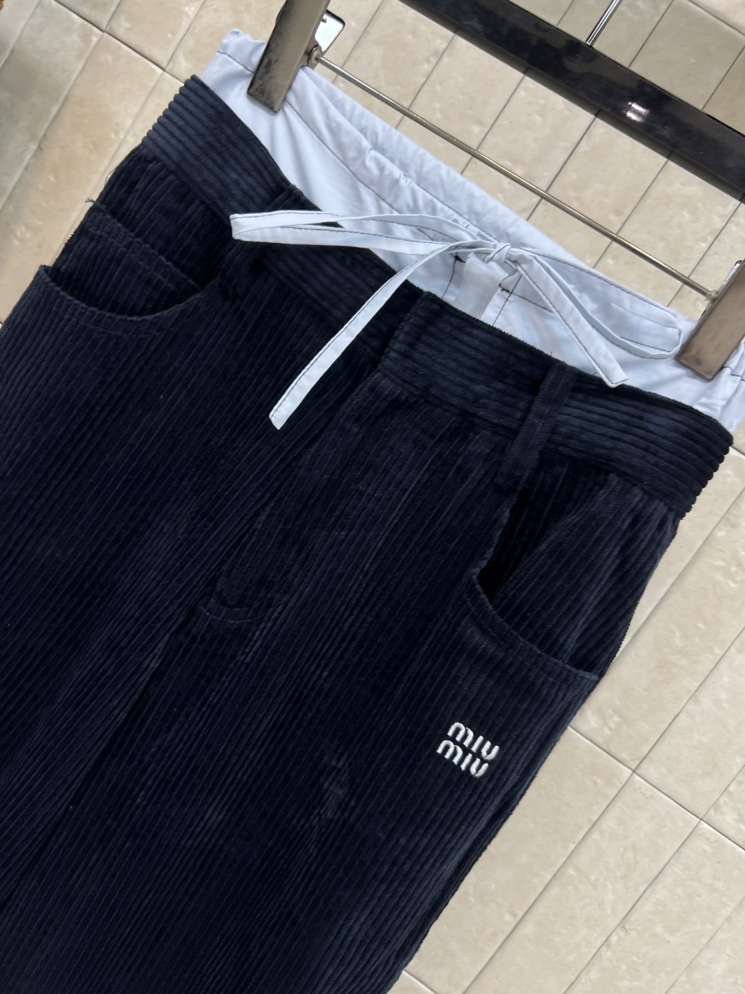 MIu家 25秋冬新款 双腰头拼接灯芯绒休闲裤 休闲裤做双腰头设计表现出腰部的非常规腰部塑造 撞色拼接设