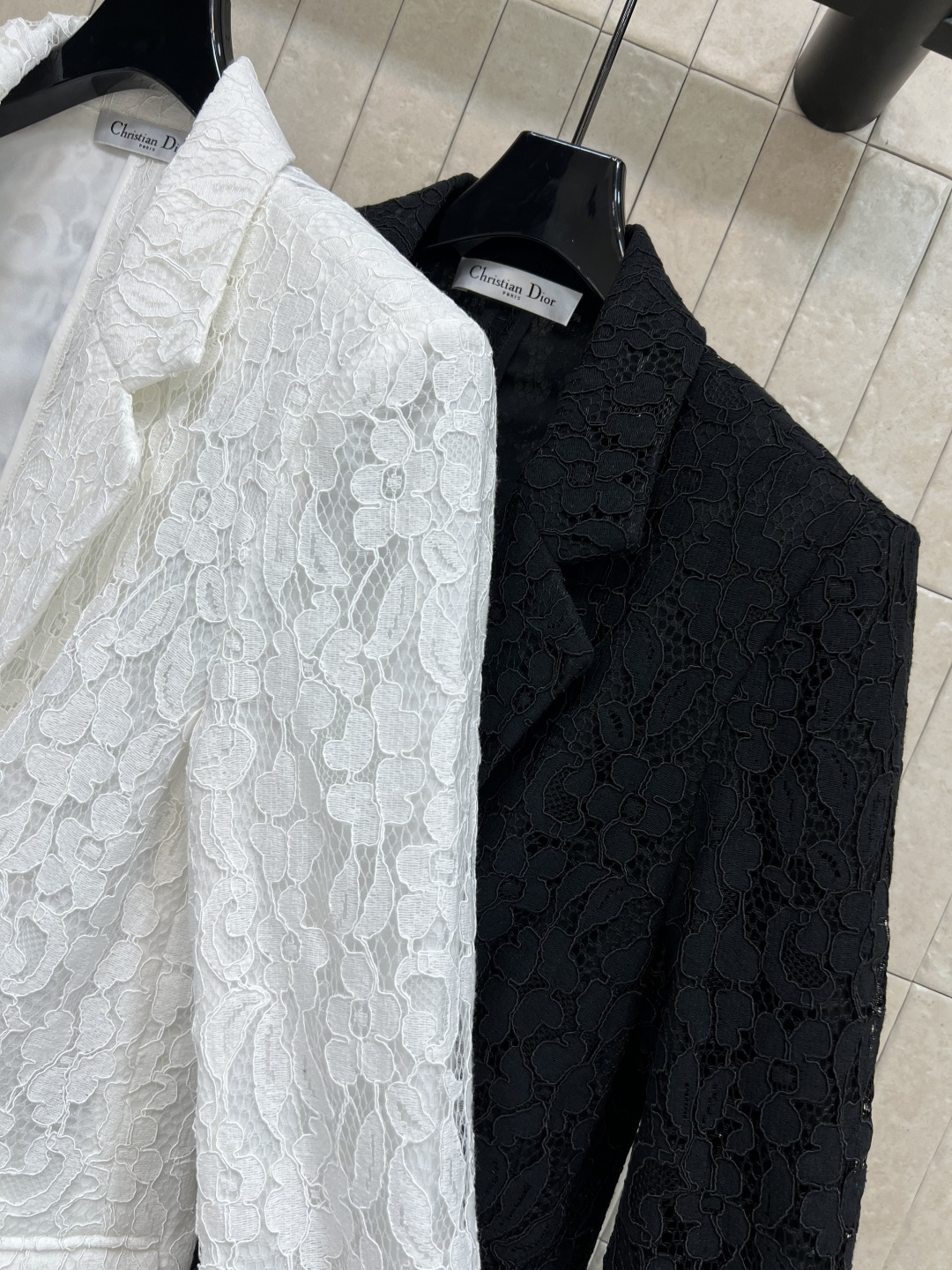 D家 25秋冬新款 蕾丝西装外套 气质深V翻领收腰剪裁时髦又高级～日常通勤都OK 简约有气场 及臀的长度