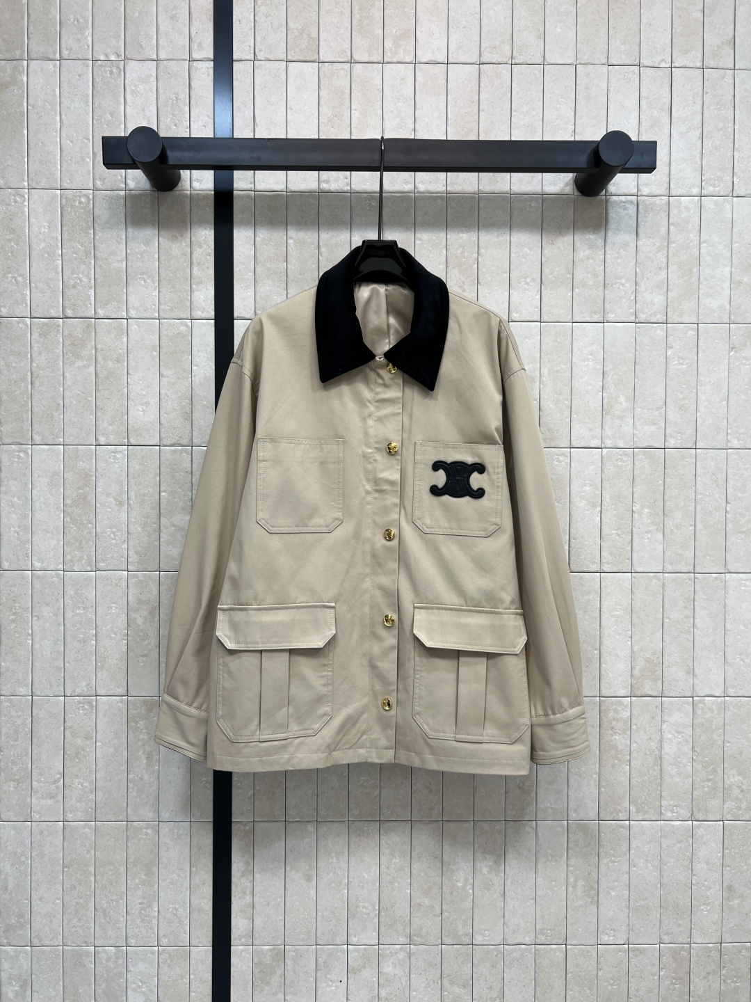 NO:500957,CE Home 25 autumn and winter new style lapel jacket jacket temperament contrast corduroy lapel with work pocket decoration classic Arc decorative chest embellishment highlights the brand charm Loose style raised the leg proportion of the upper body, slim and tall and cool, good-looking whatever you match, easy to grasp the figure of the upper body, daily leisure recommendations, two colors and three-code Size/S-M-L,, jackets & coats, jackets & coats, alexander wang19860909CE家 25秋冬新款 翻领夹克外套 气质撞色灯芯绒翻领 配有工装口袋装饰 胸口经典的凯旋门logo 点缀 彰显品牌魅力 宽松版型 上身抬高腿部比例 显瘦显高又酷帅 随便搭配都好看 上身轻松拿捏好身材 日常出街休闲推荐 两色三码Size/S-M-L,,jackets & coats,jackets & coats,alexander wang,Women's clothing