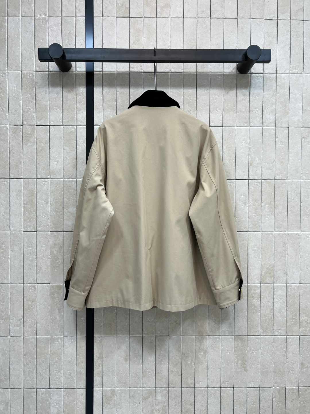 CE家 25秋冬新款 翻领夹克外套 气质撞色灯芯绒翻领 配有工装口袋装饰 胸口经典的凯旋门logo 点缀