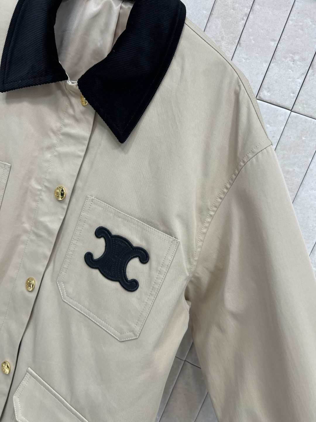 CE家 25秋冬新款 翻领夹克外套 气质撞色灯芯绒翻领 配有工装口袋装饰 胸口经典的凯旋门logo 点缀