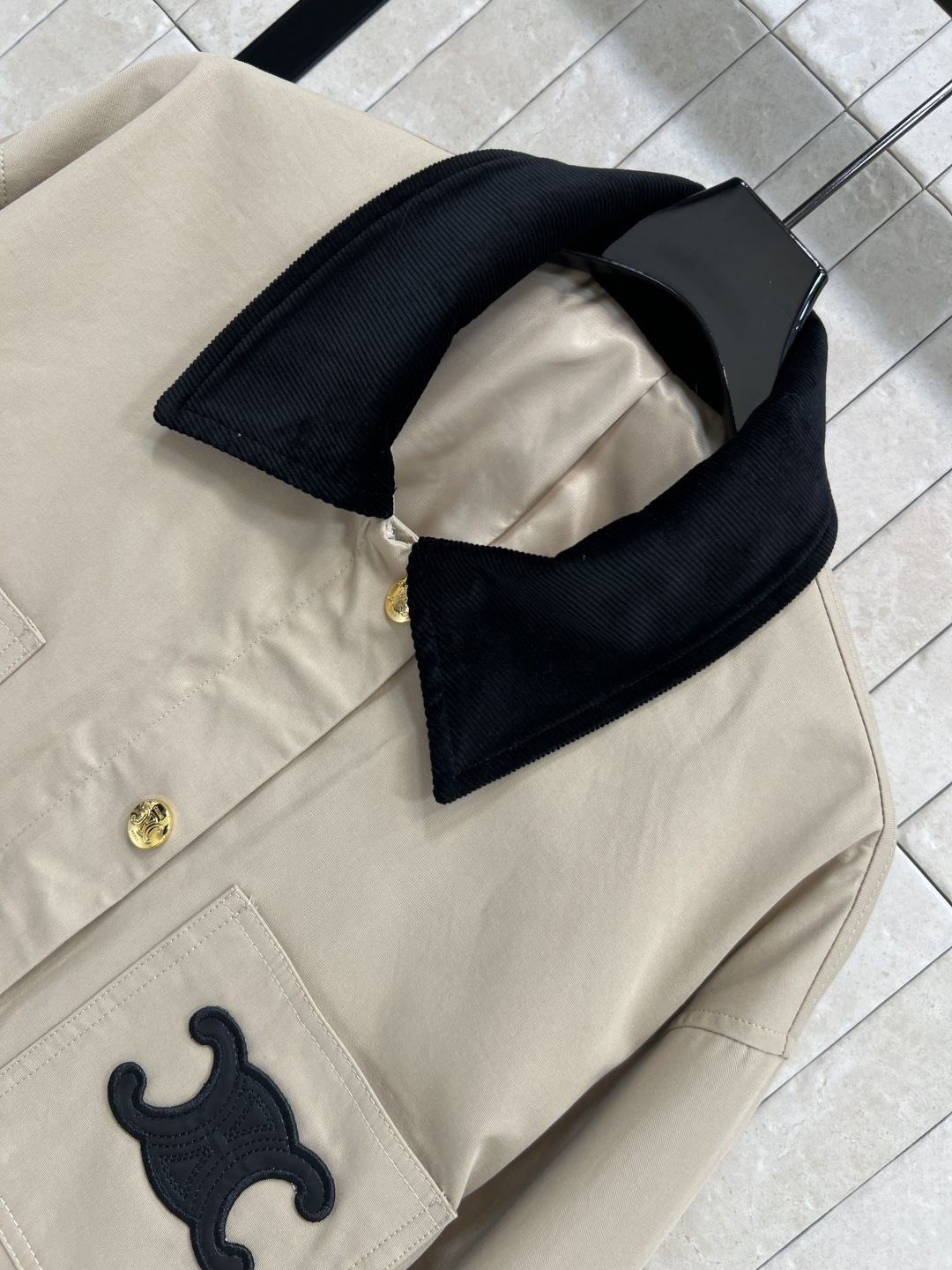 CE家 25秋冬新款 翻领夹克外套 气质撞色灯芯绒翻领 配有工装口袋装饰 胸口经典的凯旋门logo 点缀