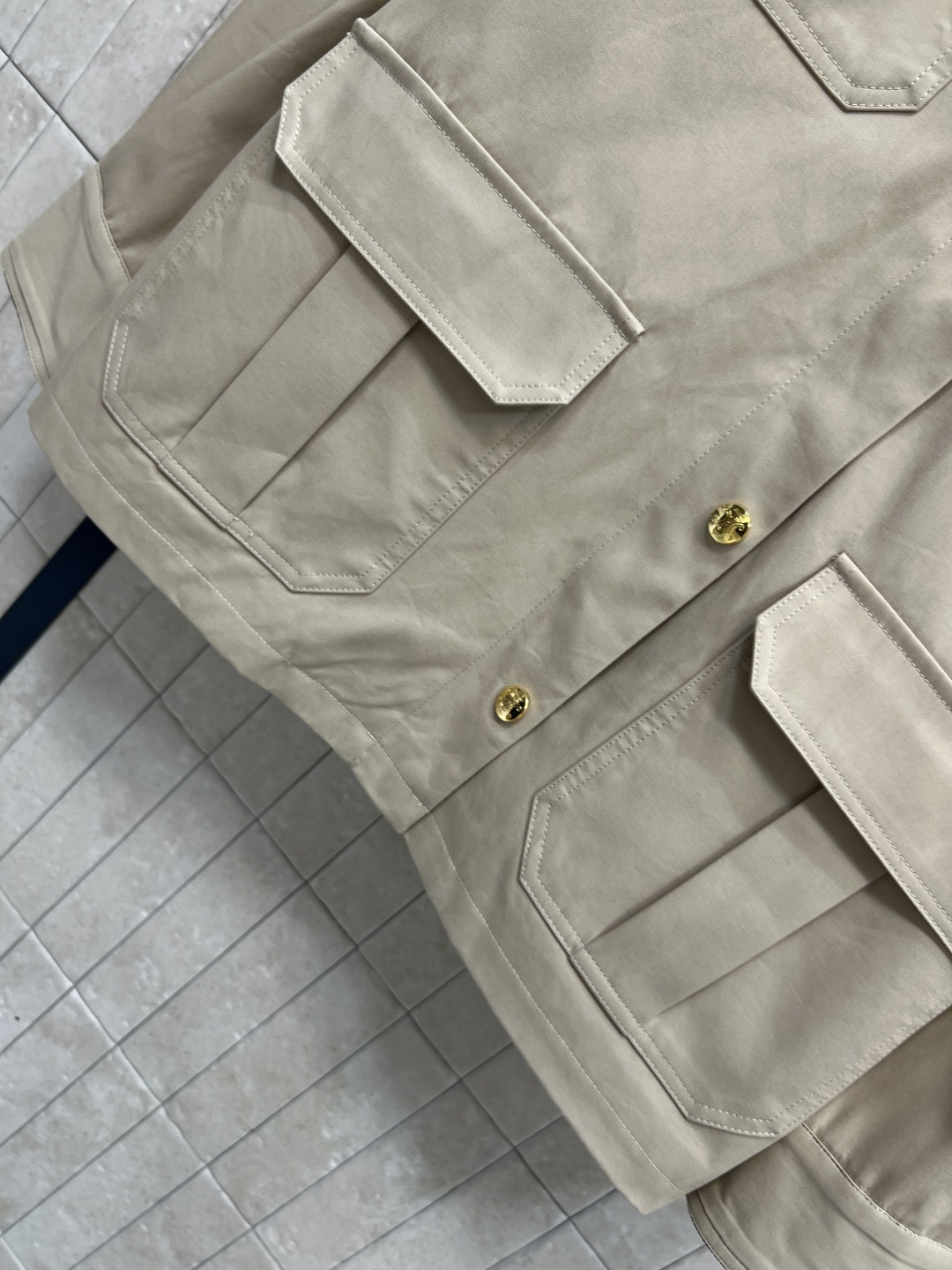 CE家 25秋冬新款 翻领夹克外套 气质撞色灯芯绒翻领 配有工装口袋装饰 胸口经典的凯旋门logo 点缀