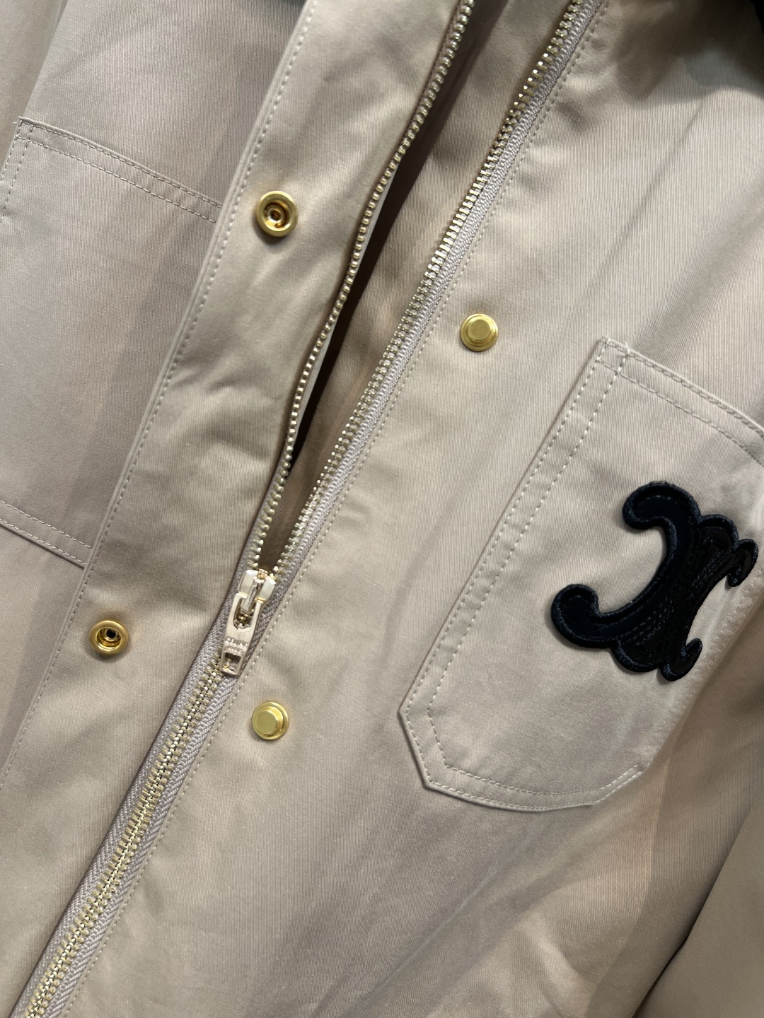 CE家 25秋冬新款 翻领夹克外套 气质撞色灯芯绒翻领 配有工装口袋装饰 胸口经典的凯旋门logo 点缀