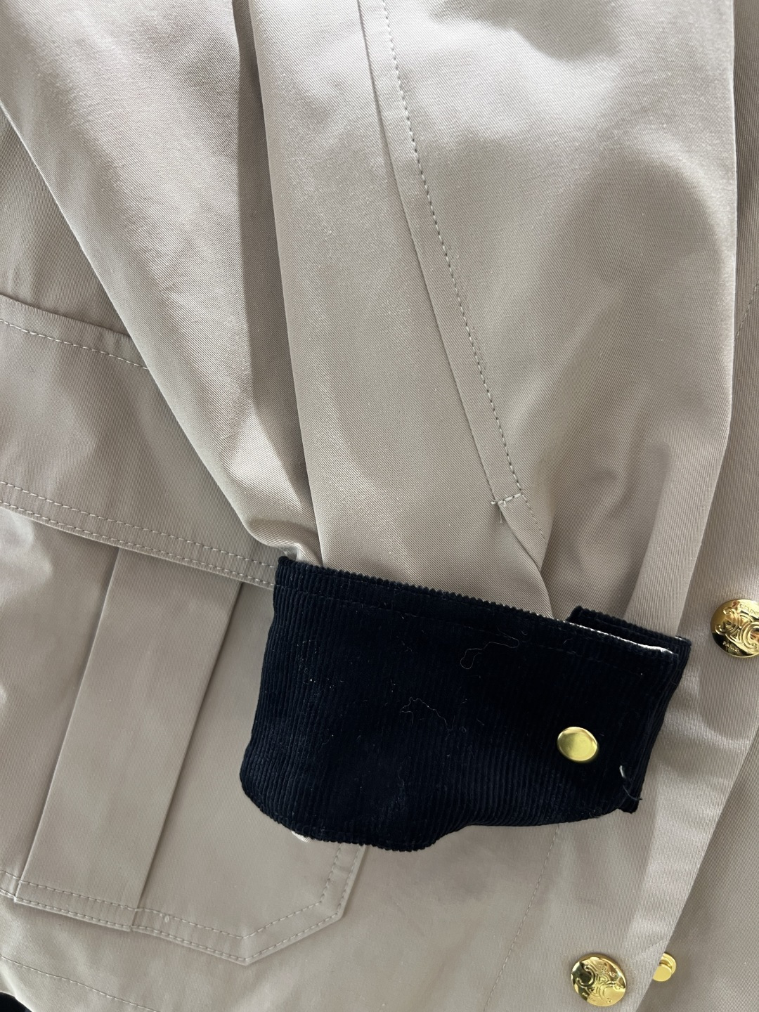 CE家 25秋冬新款 翻领夹克外套 气质撞色灯芯绒翻领 配有工装口袋装饰 胸口经典的凯旋门logo 点缀