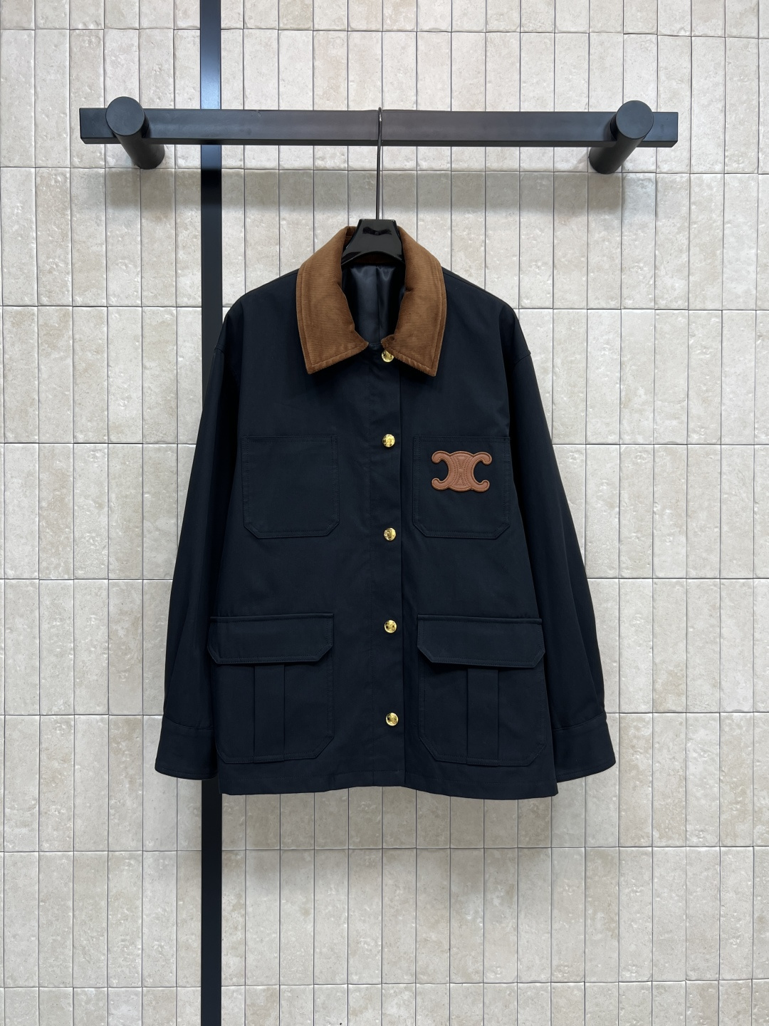 NO:500963,CE Home 25 autumn and winter new style lapel jacket jacket temperament contrast corduroy lapel with work pocket decoration classic Arc decorative chest embellishment highlights the brand charm Loose style raised the leg proportion of the upper body, slim and tall and cool, good-looking whatever you match, easy to grasp the figure of the upper body, daily leisure recommendations, two colors and three-code Size/S-M-L,, jackets & coats, jackets & coats, alexander wang19860909CE家 25秋冬新款 翻领夹克外套 气质撞色灯芯绒翻领 配有工装口袋装饰 胸口经典的凯旋门logo 点缀 彰显品牌魅力 宽松版型 上身抬高腿部比例 显瘦显高又酷帅 随便搭配都好看 上身轻松拿捏好身材 日常出街休闲推荐 两色三码Size/S-M-L,,jackets & coats,jackets & coats,alexander wang,Women's clothing