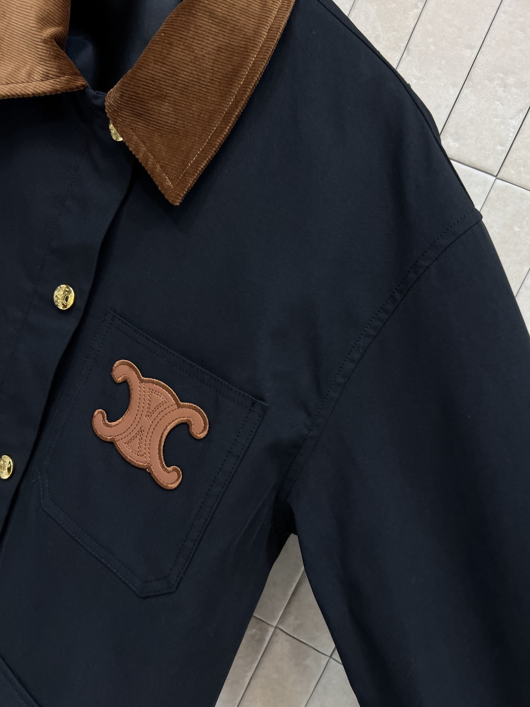 CE家 25秋冬新款 翻领夹克外套 气质撞色灯芯绒翻领 配有工装口袋装饰 胸口经典的凯旋门logo 点缀