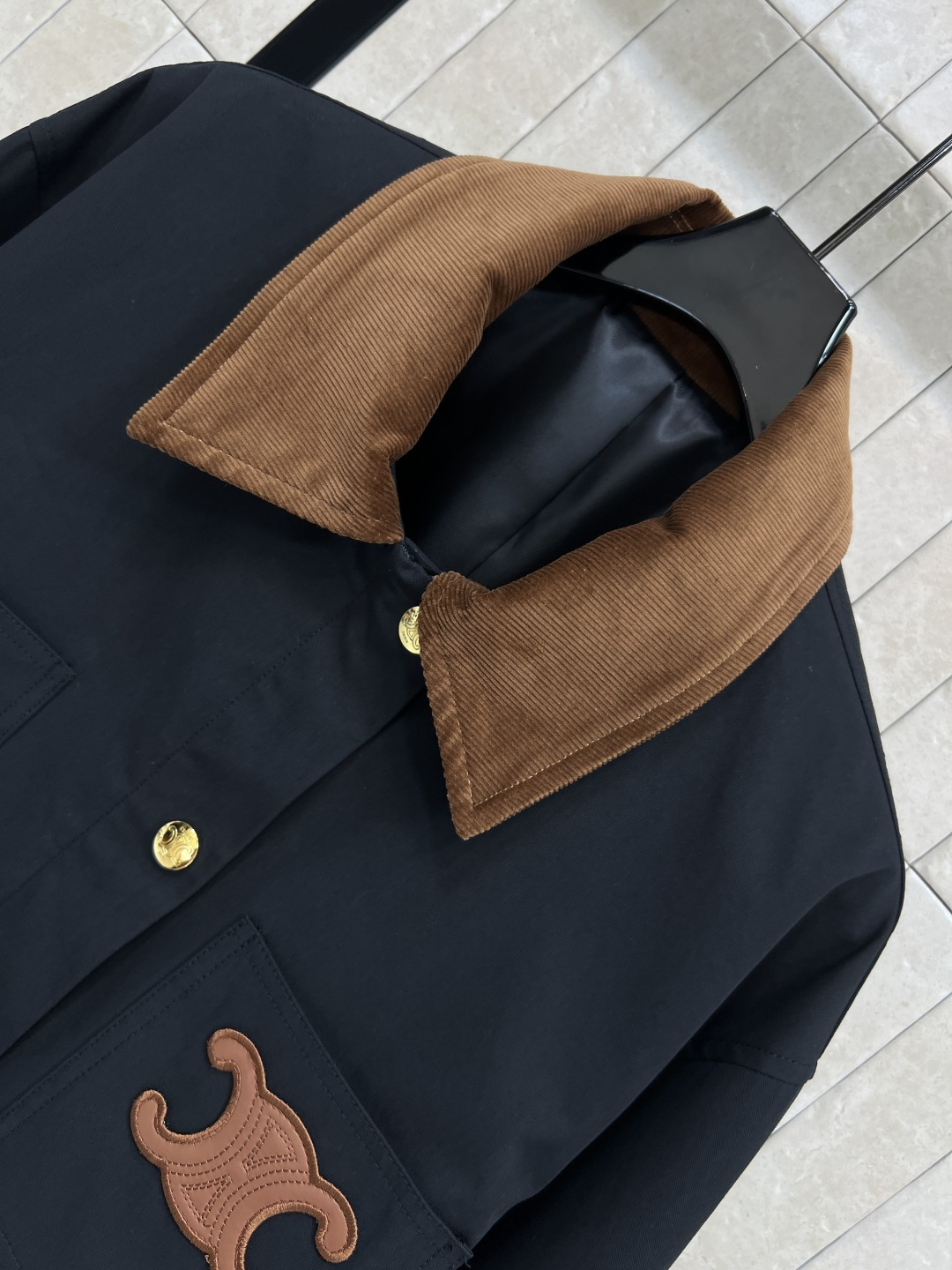 CE家 25秋冬新款 翻领夹克外套 气质撞色灯芯绒翻领 配有工装口袋装饰 胸口经典的凯旋门logo 点缀