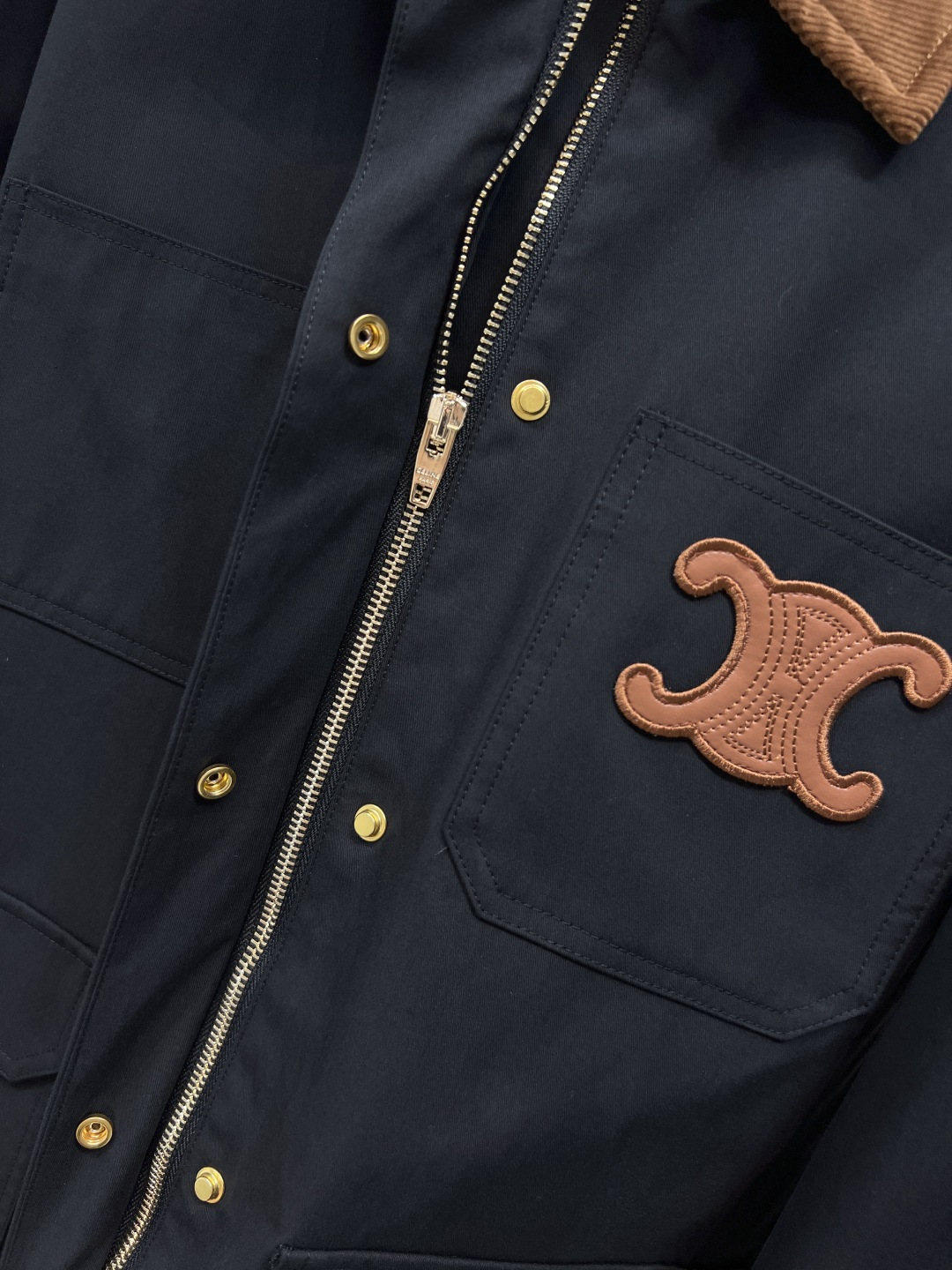 CE家 25秋冬新款 翻领夹克外套 气质撞色灯芯绒翻领 配有工装口袋装饰 胸口经典的凯旋门logo 点缀