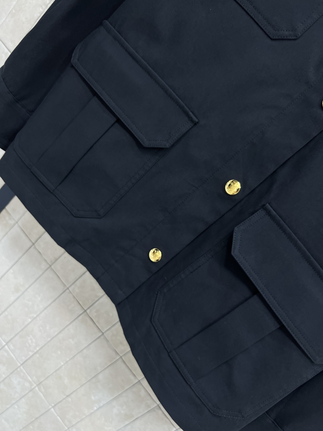 CE家 25秋冬新款 翻领夹克外套 气质撞色灯芯绒翻领 配有工装口袋装饰 胸口经典的凯旋门logo 点缀