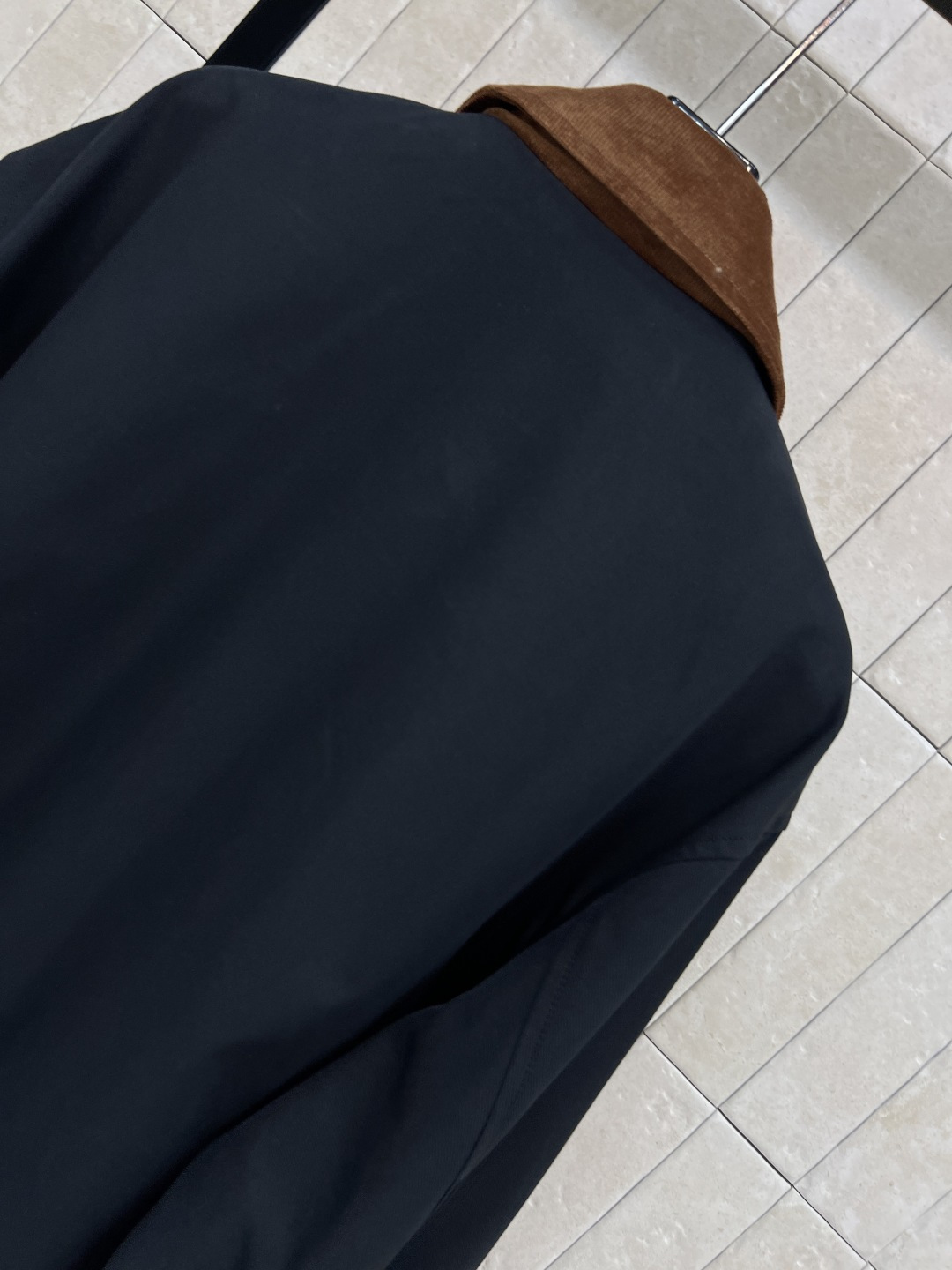 CE家 25秋冬新款 翻领夹克外套 气质撞色灯芯绒翻领 配有工装口袋装饰 胸口经典的凯旋门logo 点缀