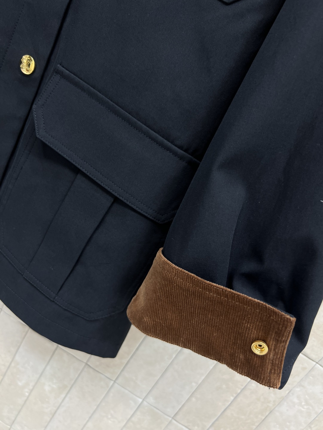 CE家 25秋冬新款 翻领夹克外套 气质撞色灯芯绒翻领 配有工装口袋装饰 胸口经典的凯旋门logo 点缀