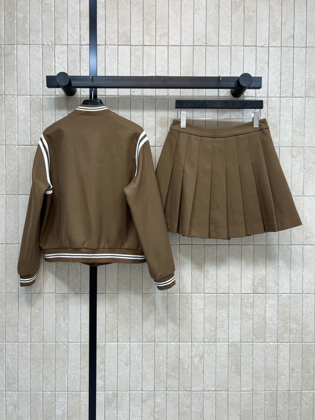 YSL 25秋冬新款 YSl刺绣logo棒球服外套+高腰百褶半裙套装 条纹松紧饰边 经典YSL刺绣Log