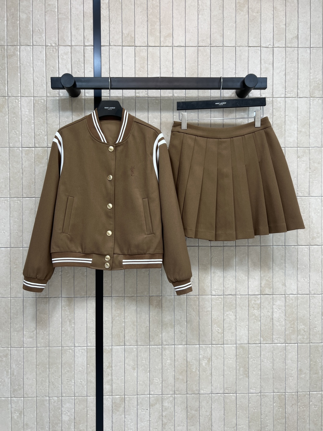 NO:500968,YSL 25 autumn and winter new YSl embroidered logo baseball uniform jacket + high waist pleated skirt suit striped elastic trim classic YSL embroidered logo embellishment short jacket with high waist elastic skirt A set of youthful vitality on the upper body, a young girl with a relaxed age-reducing feeling get good daily sports and leisure. Two colors and three-code Size/S-M-L,,saint laurent, skirts, jackets & coats,alexander wang19860909YSL 25秋冬新款 YSl刺绣logo棒球服外套+高腰百褶半裙套装 条纹松紧饰边 经典YSL刺绣Logo点缀 短款外套搭配高腰松紧半身裙 一套上身满满的青春活力 元气少女减龄感轻松get 日常运动休闲都不错 两色三码Size/S-M-L,,saint laurent,skirts,jackets & coats,alexander wang,Women's clothing