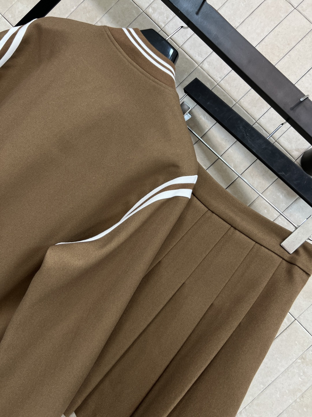 YSL 25秋冬新款 YSl刺绣logo棒球服外套+高腰百褶半裙套装 条纹松紧饰边 经典YSL刺绣Log