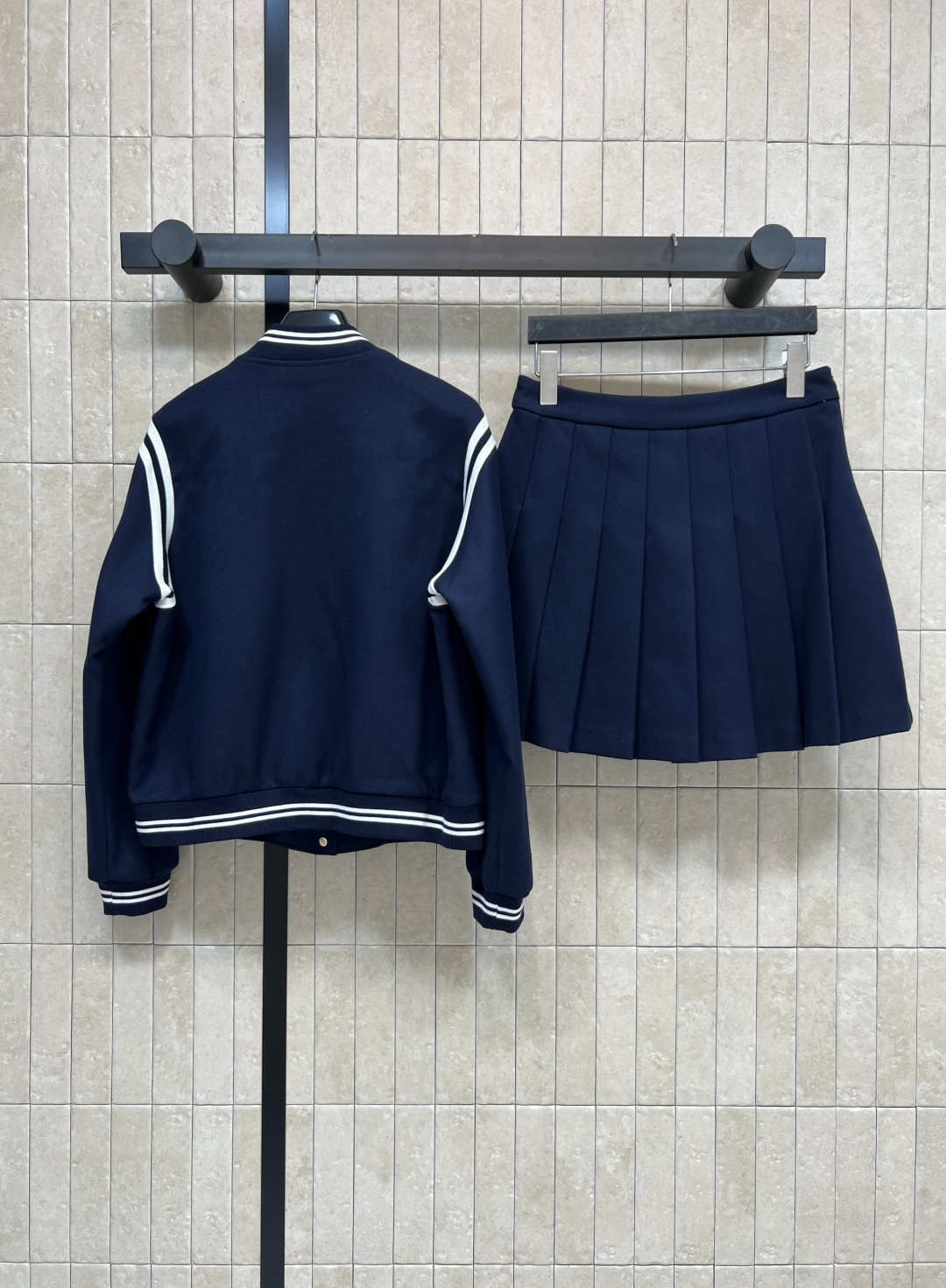 YSL 25秋冬新款 YSl刺绣logo棒球服外套+高腰百褶半裙套装 条纹松紧饰边 经典YSL刺绣Log