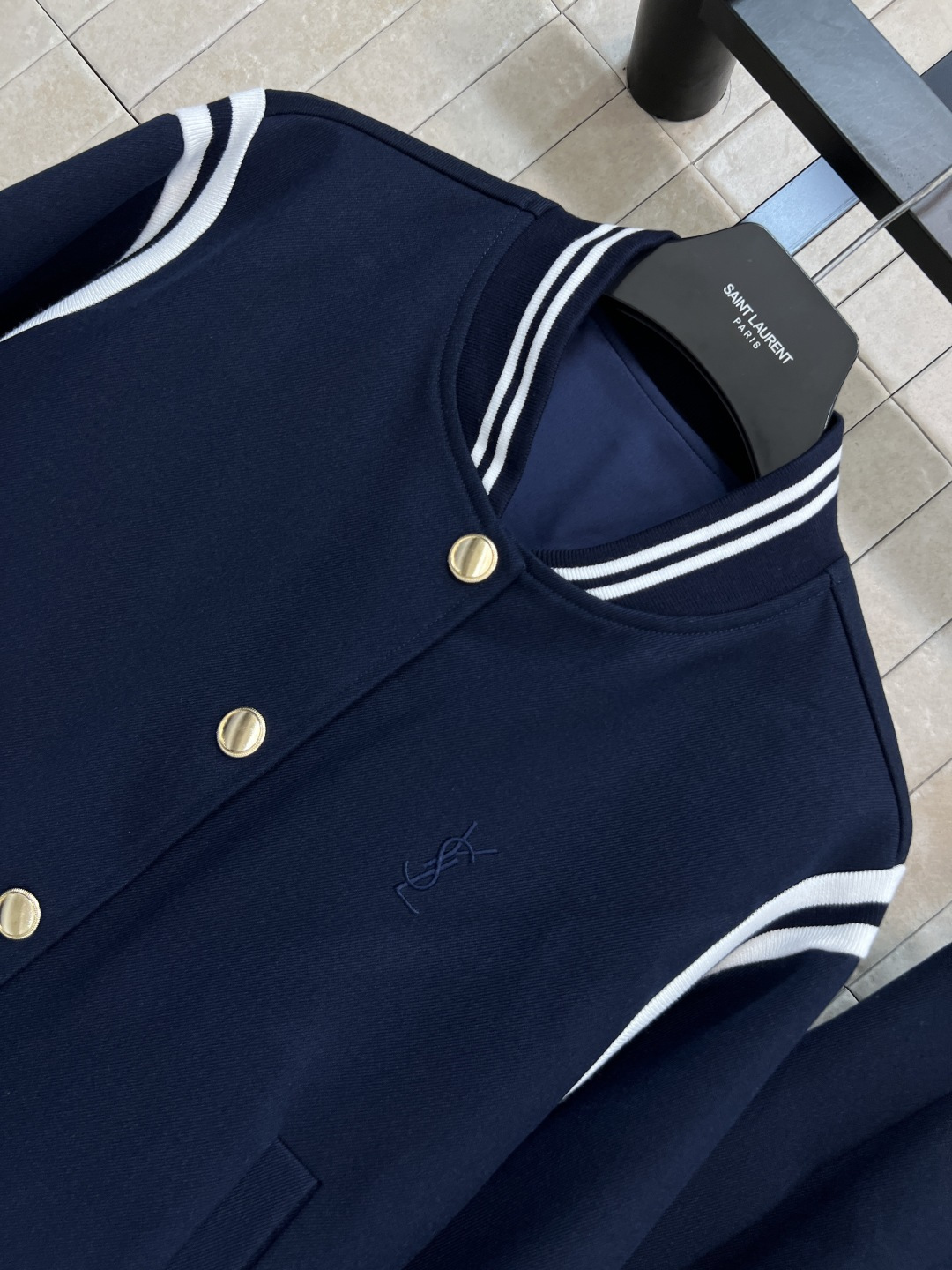 YSL 25秋冬新款 YSl刺绣logo棒球服外套+高腰百褶半裙套装 条纹松紧饰边 经典YSL刺绣Log