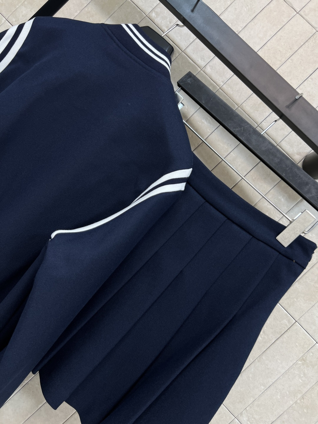 YSL 25秋冬新款 YSl刺绣logo棒球服外套+高腰百褶半裙套装 条纹松紧饰边 经典YSL刺绣Log