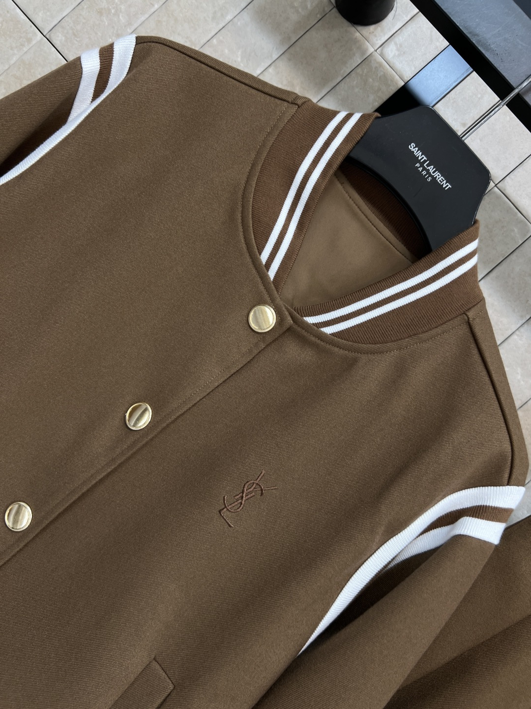 YSL 25秋冬新款 YSl刺绣logo棒球服外套+高腰百褶半裙套装 条纹松紧饰边 经典YSL刺绣Log