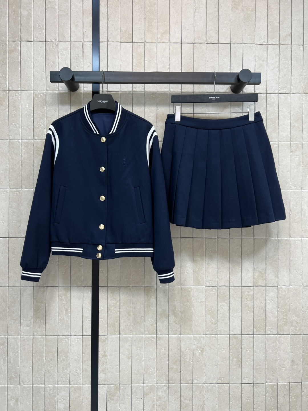 NO:500972,YSL 25 autumn and winter new YSl embroidered logo baseball uniform jacket + high waist pleated skirt suit striped elastic trim classic YSL embroidered logo embellishment short jacket with high waist elastic skirt A set of youthful vitality on the upper body, a young girl with a relaxed age-reducing feeling get good daily sports and leisure. Two colors and three-code Size/S-M-L,,saint laurent, skirts, jackets & coats,alexander wang19860909YSL 25秋冬新款 YSl刺绣logo棒球服外套+高腰百褶半裙套装 条纹松紧饰边 经典YSL刺绣Logo点缀 短款外套搭配高腰松紧半身裙 一套上身满满的青春活力 元气少女减龄感轻松get 日常运动休闲都不错 两色三码Size/S-M-L,,saint laurent,skirts,jackets & coats,alexander wang,Women's clothing