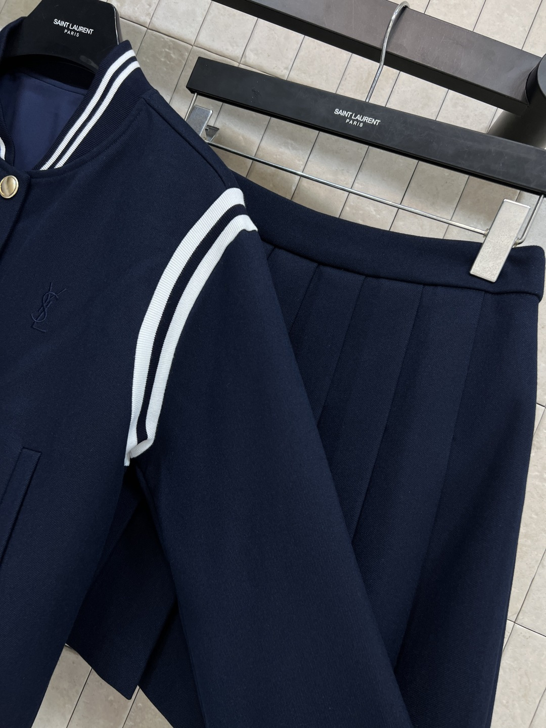 YSL 25秋冬新款 YSl刺绣logo棒球服外套+高腰百褶半裙套装 条纹松紧饰边 经典YSL刺绣Log