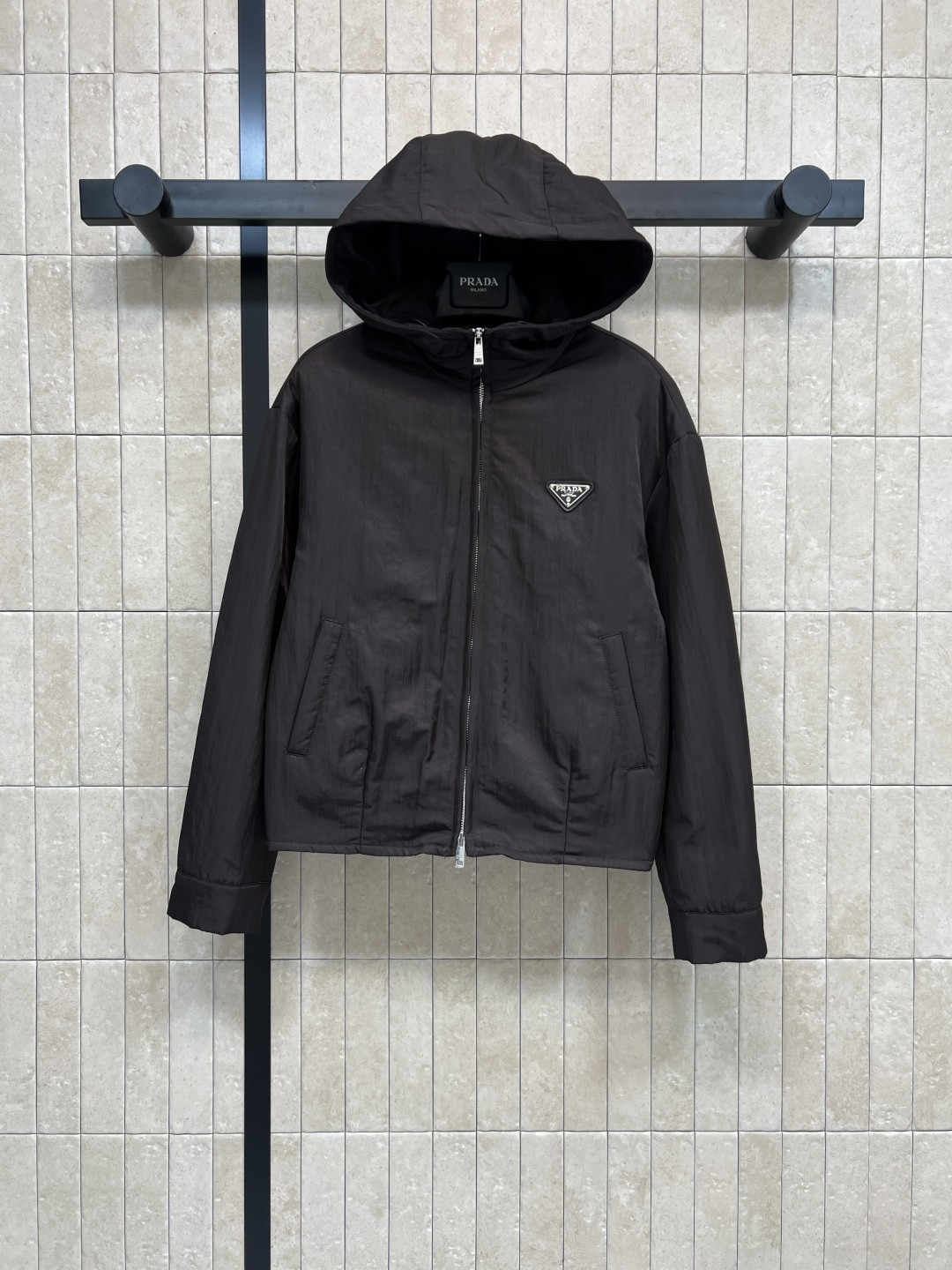 NO:500973,PD Home 25 autumn and winter new style chocolate hooded nylon jacket triangular logo hooded jacket classic triangle embellishment custom logo two-way zipper decoration super aura hooded casual style tailored neat and atmospheric. It can be used with skirts in the same series in all occasions. It can be sweet and cool and fashionable and high-end one color four-digit size/S-M-L- XL,,dior,skirts,jackets & coats,jackets & coats,hats,alexander wang19860909PD家 25秋冬新款 巧克力色连帽尼龙外套 三角标连帽夹克外套 经典三角标点缀 定制logo双向拉链装饰 超级显气场连帽休闲风版型剪裁利落大气 搭配同系列半身裙各种场合都能驾驭 可甜可酷时髦高级一色四码 size/S-M-L- XL,,dior,skirts,jackets & coats,jackets & coats,hats,alexander wang,Women's clothing