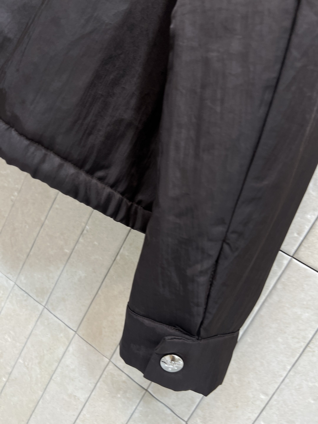 PD家 25秋冬新款 巧克力色连帽尼龙外套 三角标连帽夹克外套 经典三角标点缀 定制logo双向拉链装饰