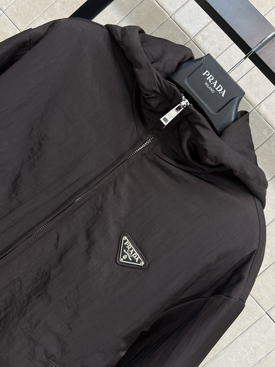 PD家 25秋冬新款 巧克力色连帽尼龙外套 三角标连帽夹克外套 经典三角标点缀 定制logo双向拉链装饰