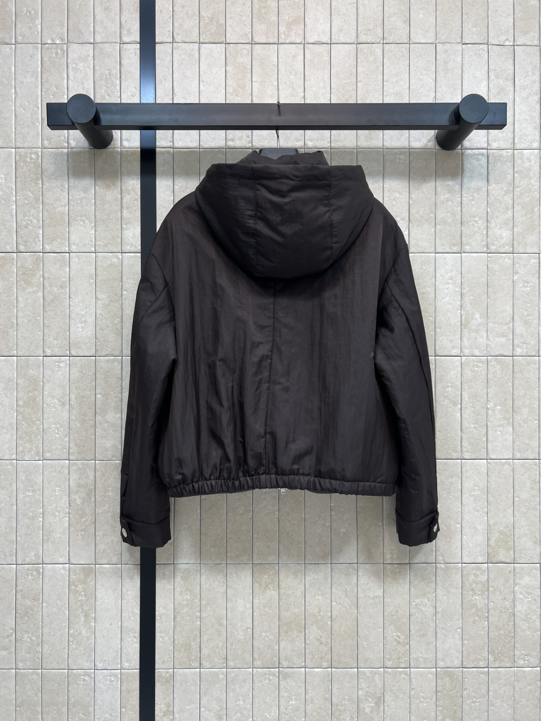 PD家 25秋冬新款 巧克力色连帽尼龙外套 三角标连帽夹克外套 经典三角标点缀 定制logo双向拉链装饰