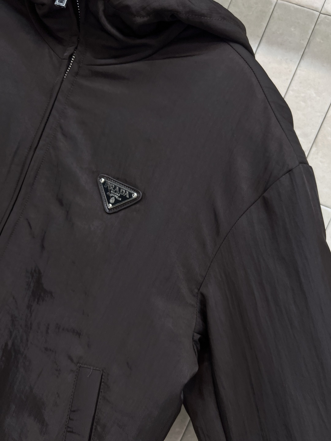 PD家 25秋冬新款 巧克力色连帽尼龙外套 三角标连帽夹克外套 经典三角标点缀 定制logo双向拉链装饰