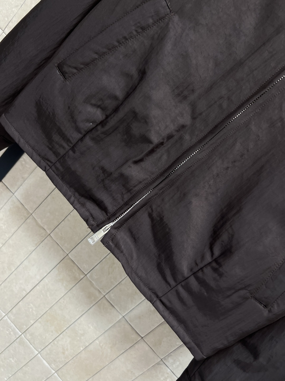 PD家 25秋冬新款 巧克力色连帽尼龙外套 三角标连帽夹克外套 经典三角标点缀 定制logo双向拉链装饰