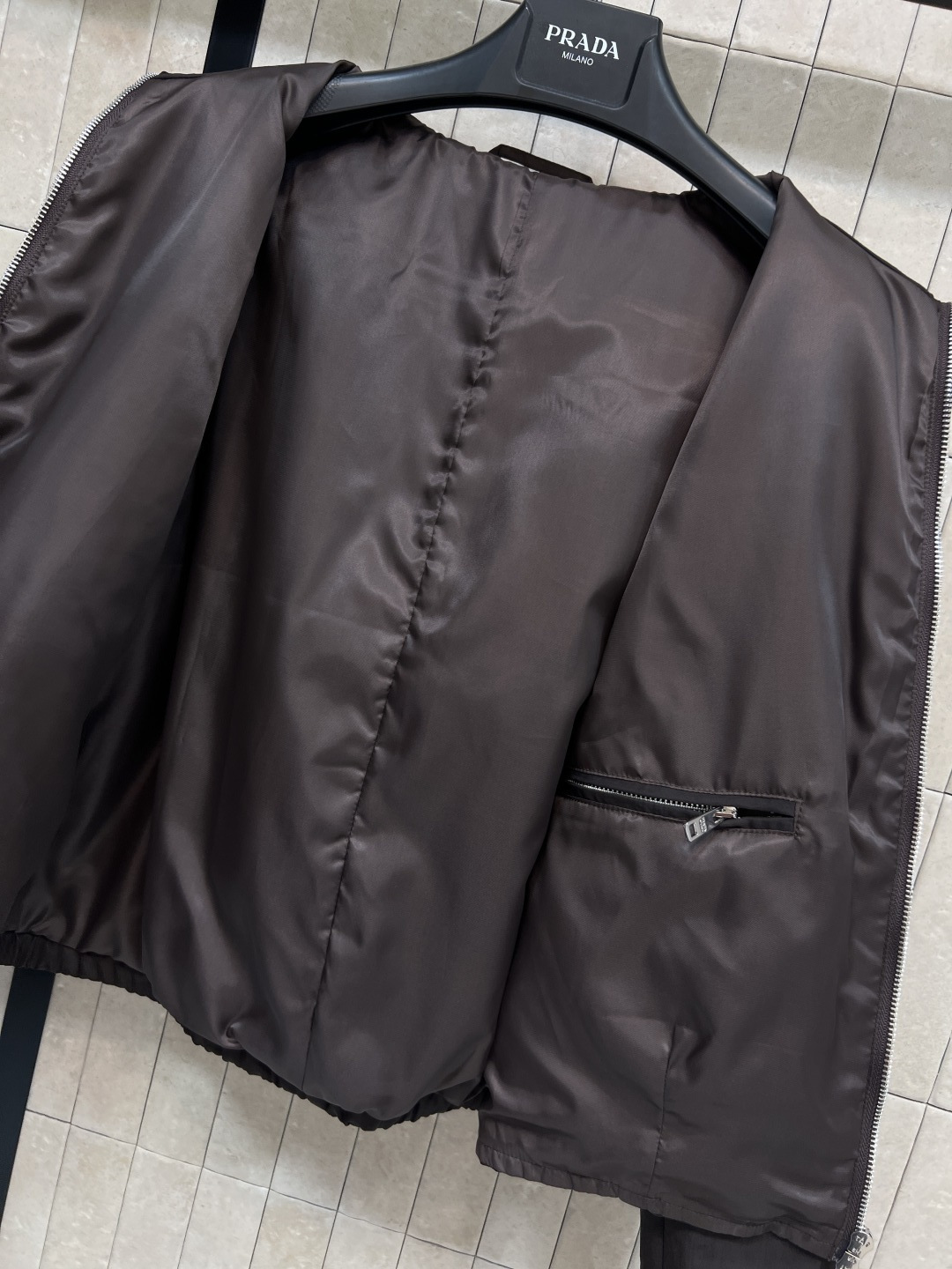 PD家 25秋冬新款 巧克力色连帽尼龙外套 三角标连帽夹克外套 经典三角标点缀 定制logo双向拉链装饰