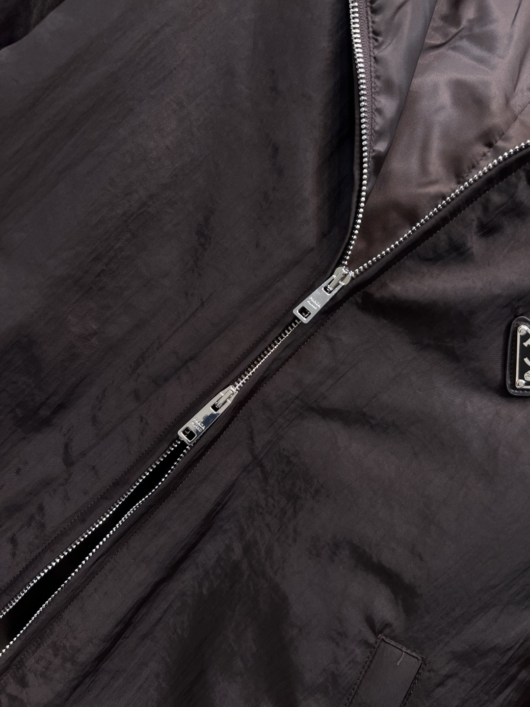 PD家 25秋冬新款 巧克力色连帽尼龙外套 三角标连帽夹克外套 经典三角标点缀 定制logo双向拉链装饰