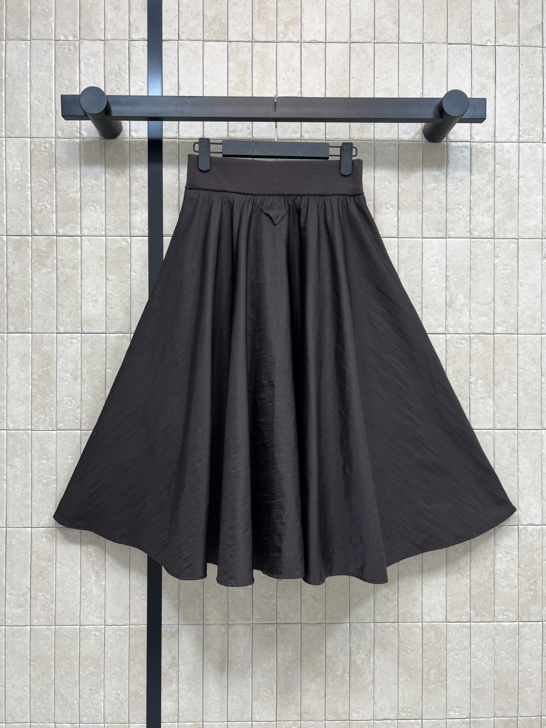 PD家 25秋冬新款 巧克力蓬蓬伞裙 高腰a字伞裙摆 上身超显比例感 后面经典到三角标点缀 定制logo