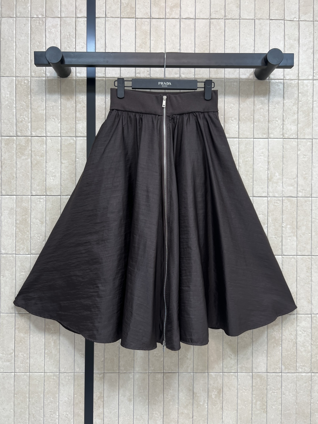 NO:500976,PD Home 25 autumn and winter new style chocolate puffy umbrella skirt high waist A-line umbrella skirt hem, the upper body is super proportional, classic to triangle embellishment, customized logo two-way zipper decoration, chocolate color is very textured, large umbrella swing cut top body is super slim, can be used in various occasions, sweet, cool and fashionable high-end one color four sizes size/S-M-L- XL,,dior, skirts,alexander wang19860909PD家 25秋冬新款 巧克力蓬蓬伞裙 高腰a字伞裙摆 上身超显比例感 后面经典到三角标点缀 定制logo双向拉链装饰 巧克力的颜色就很有质感 大伞摆剪裁上身超显瘦 搭配同系列半身裙各种场合都能驾驭 可甜可酷时髦高级一色四码 size/S-M-L- XL,,dior,skirts,alexander wang,Women's clothing