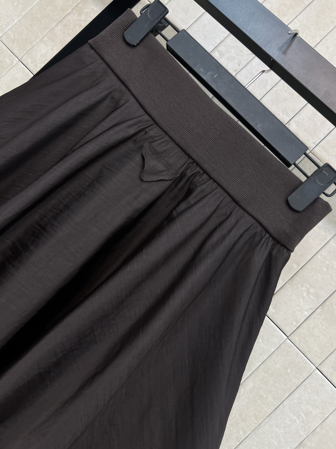 PD家 25秋冬新款 巧克力蓬蓬伞裙 高腰a字伞裙摆 上身超显比例感 后面经典到三角标点缀 定制logo