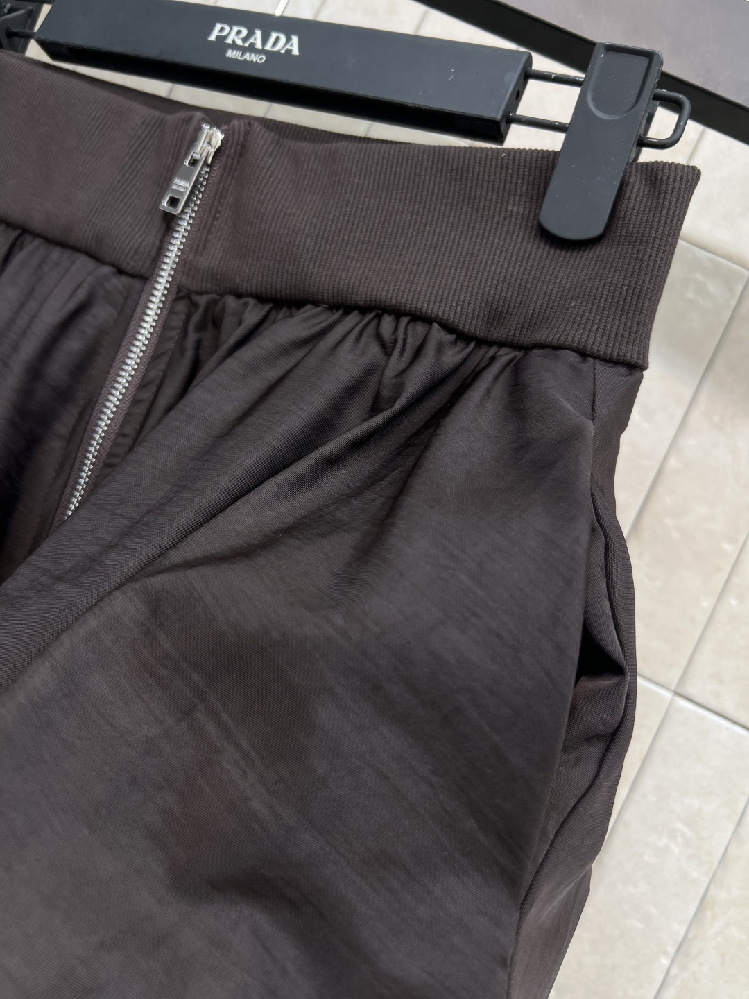 PD家 25秋冬新款 巧克力蓬蓬伞裙 高腰a字伞裙摆 上身超显比例感 后面经典到三角标点缀 定制logo