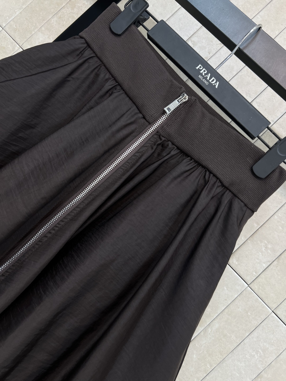 PD家 25秋冬新款 巧克力蓬蓬伞裙 高腰a字伞裙摆 上身超显比例感 后面经典到三角标点缀 定制logo