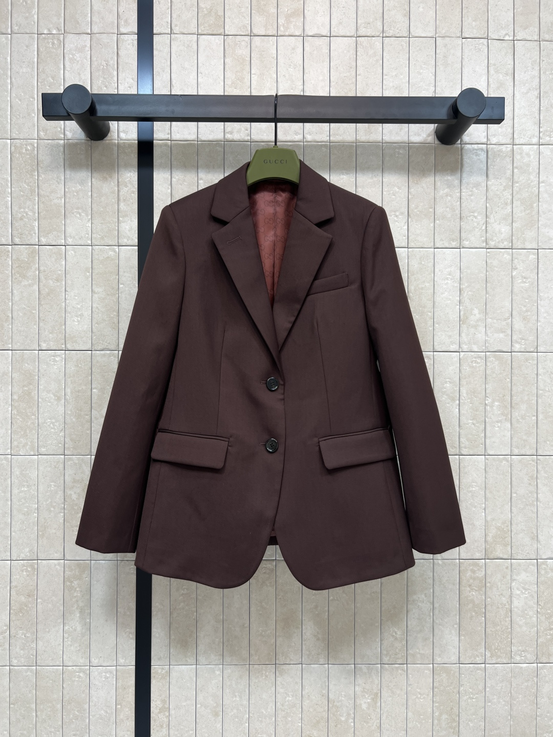 NO:500980,G Home 25 autumn and winter new dark brown suit jacket, super fashionable feeling of the upper body, three-dimensional tailoring design, simple and eye-catching, classic lapel, two-button suit, custom logo buckle decoration, slim and slim, classic GG jacquard lining inside, suitable for daily commuting, is the one that is easy to wear outside and not picky when going out, and is also good with suit pants in the same series, and can also be used for important occasions. One color four-code Size/S-M-L- XL,, gucci, jackets & coats, business suit, alexander wang19860909G家 25秋冬新款 深棕色西装外套 上身超赞的时髦感 立体廓形剪裁设计 简约又吸睛 经典翻领 两粒扣西装 定制logo扣饰装饰 廓形上身修身显瘦 里面经典GG提花内衬日常通勤搭配都适合 是随便外穿出门百搭不挑人的那一款搭配同系列西装裤也不错 重要场合也驾驭的住 一色四码Size/S-M-L- XL,,gucci,jackets & coats,business suit,alexander wang,Women's clothing