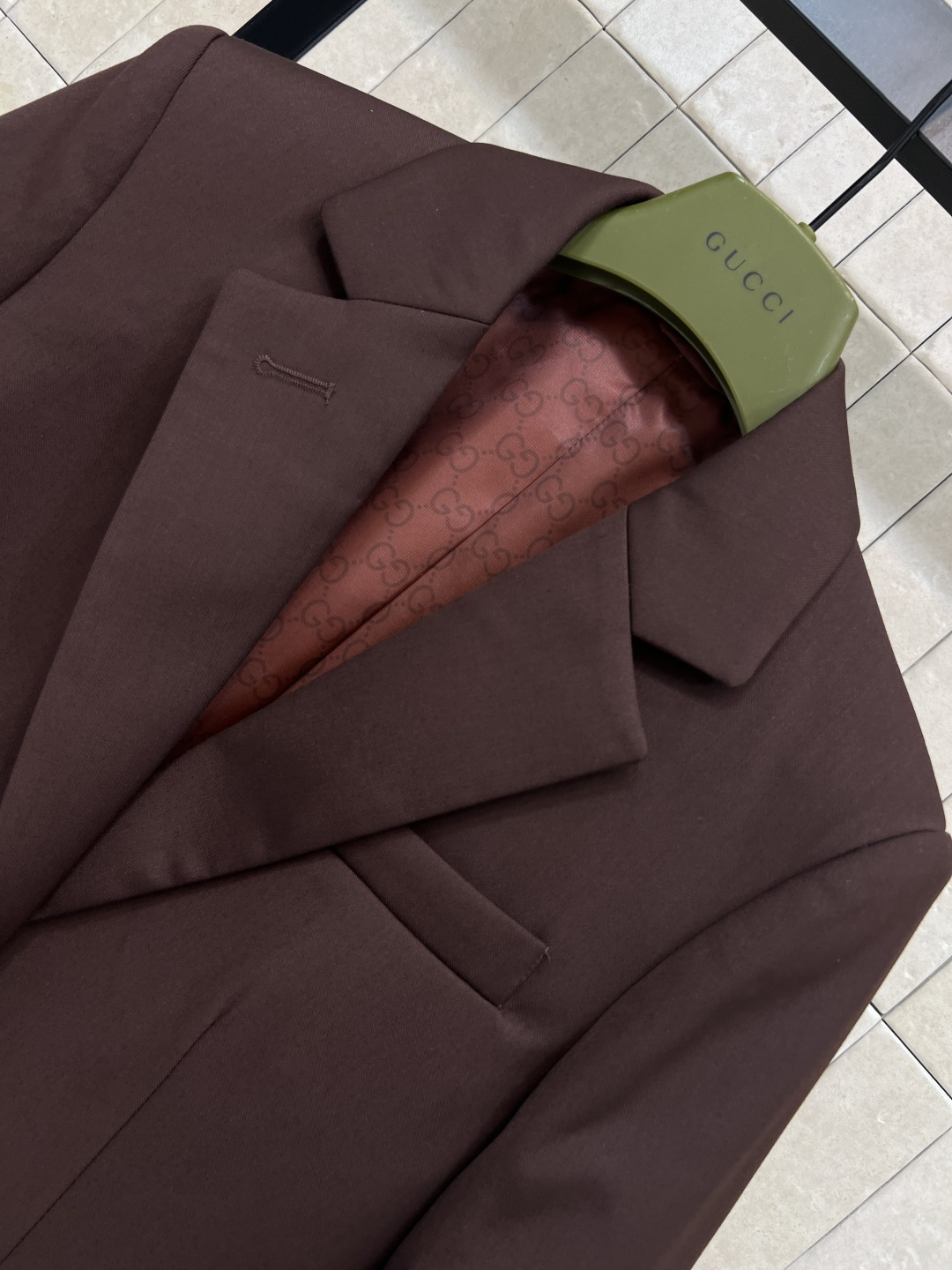 G家 25秋冬新款 深棕色西装外套 上身超赞的时髦感 立体廓形剪裁设计 简约又吸睛 经典翻领 两粒扣西装
