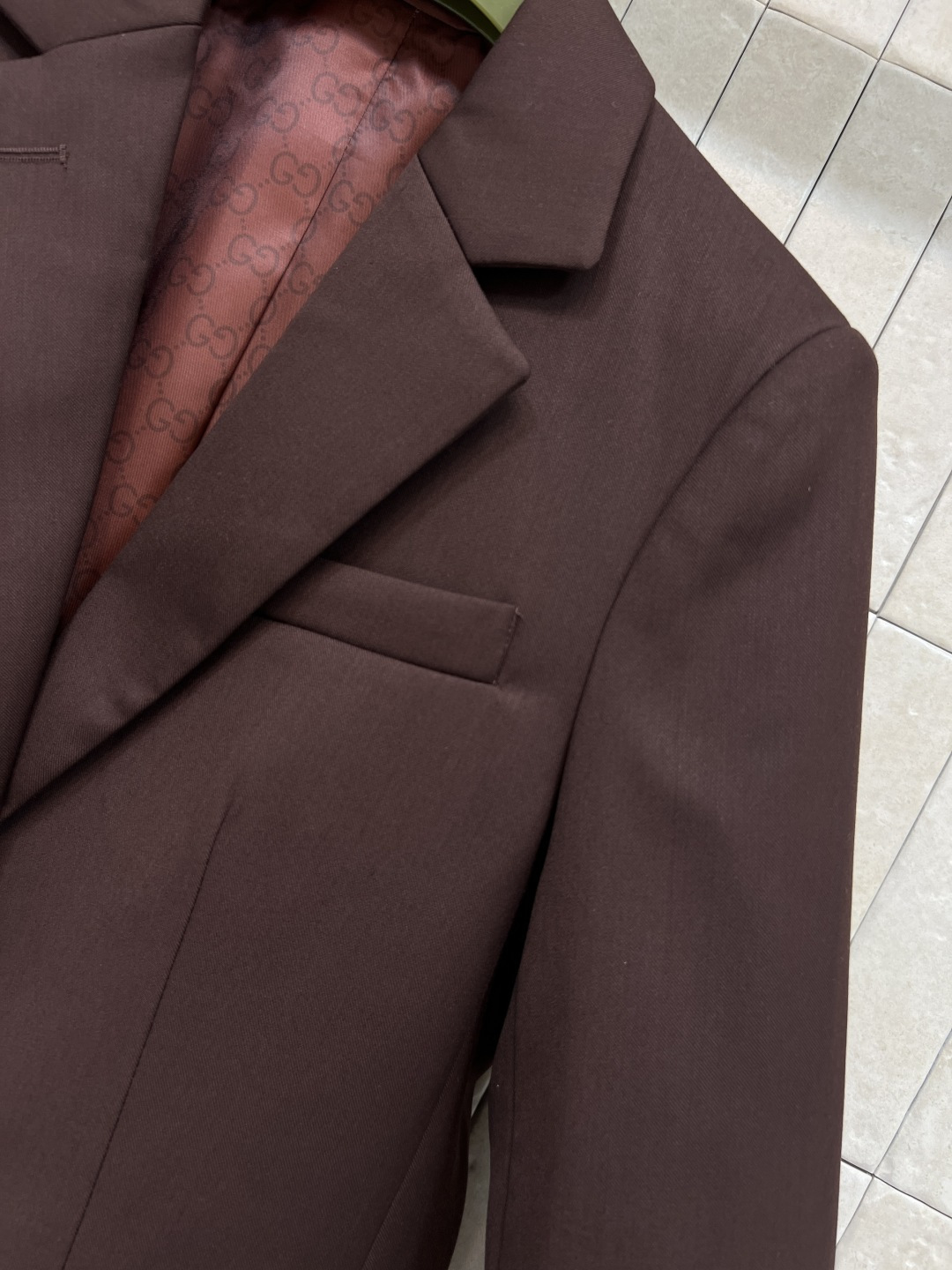 G家 25秋冬新款 深棕色西装外套 上身超赞的时髦感 立体廓形剪裁设计 简约又吸睛 经典翻领 两粒扣西装