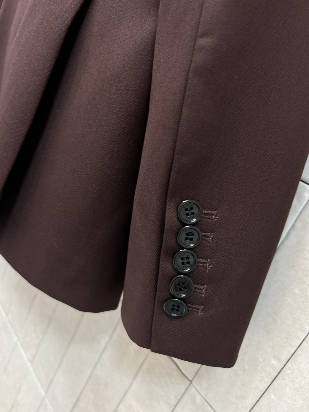 G家 25秋冬新款 深棕色西装外套 上身超赞的时髦感 立体廓形剪裁设计 简约又吸睛 经典翻领 两粒扣西装