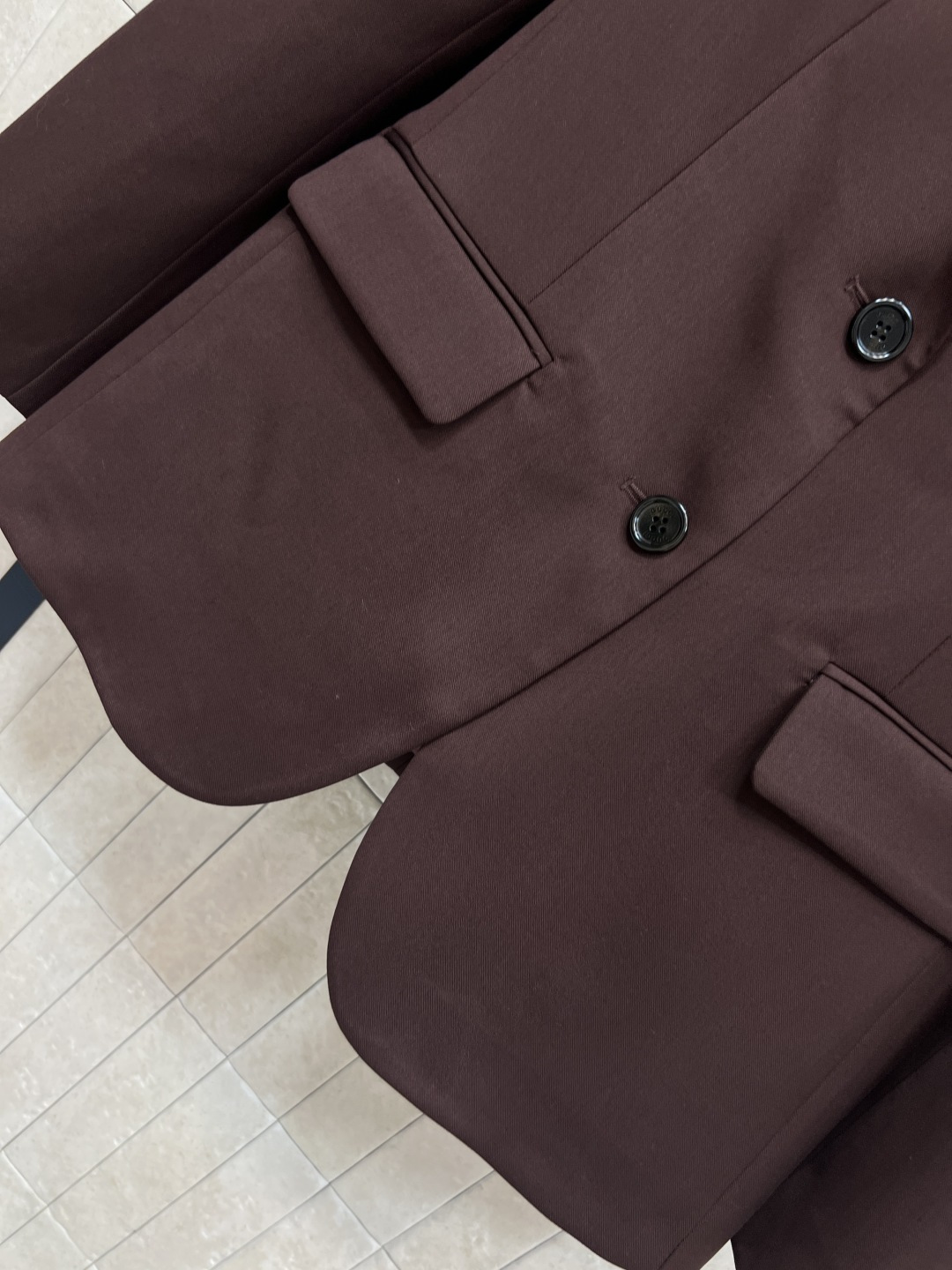 G家 25秋冬新款 深棕色西装外套 上身超赞的时髦感 立体廓形剪裁设计 简约又吸睛 经典翻领 两粒扣西装