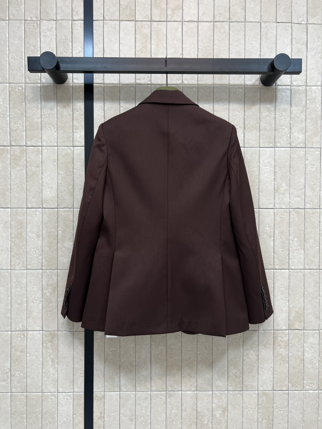 G家 25秋冬新款 深棕色西装外套 上身超赞的时髦感 立体廓形剪裁设计 简约又吸睛 经典翻领 两粒扣西装