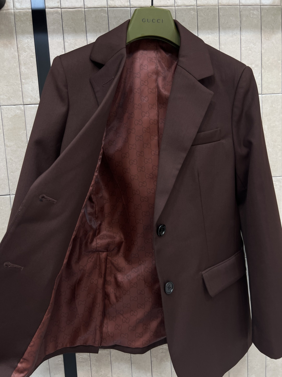 G家 25秋冬新款 深棕色西装外套 上身超赞的时髦感 立体廓形剪裁设计 简约又吸睛 经典翻领 两粒扣西装