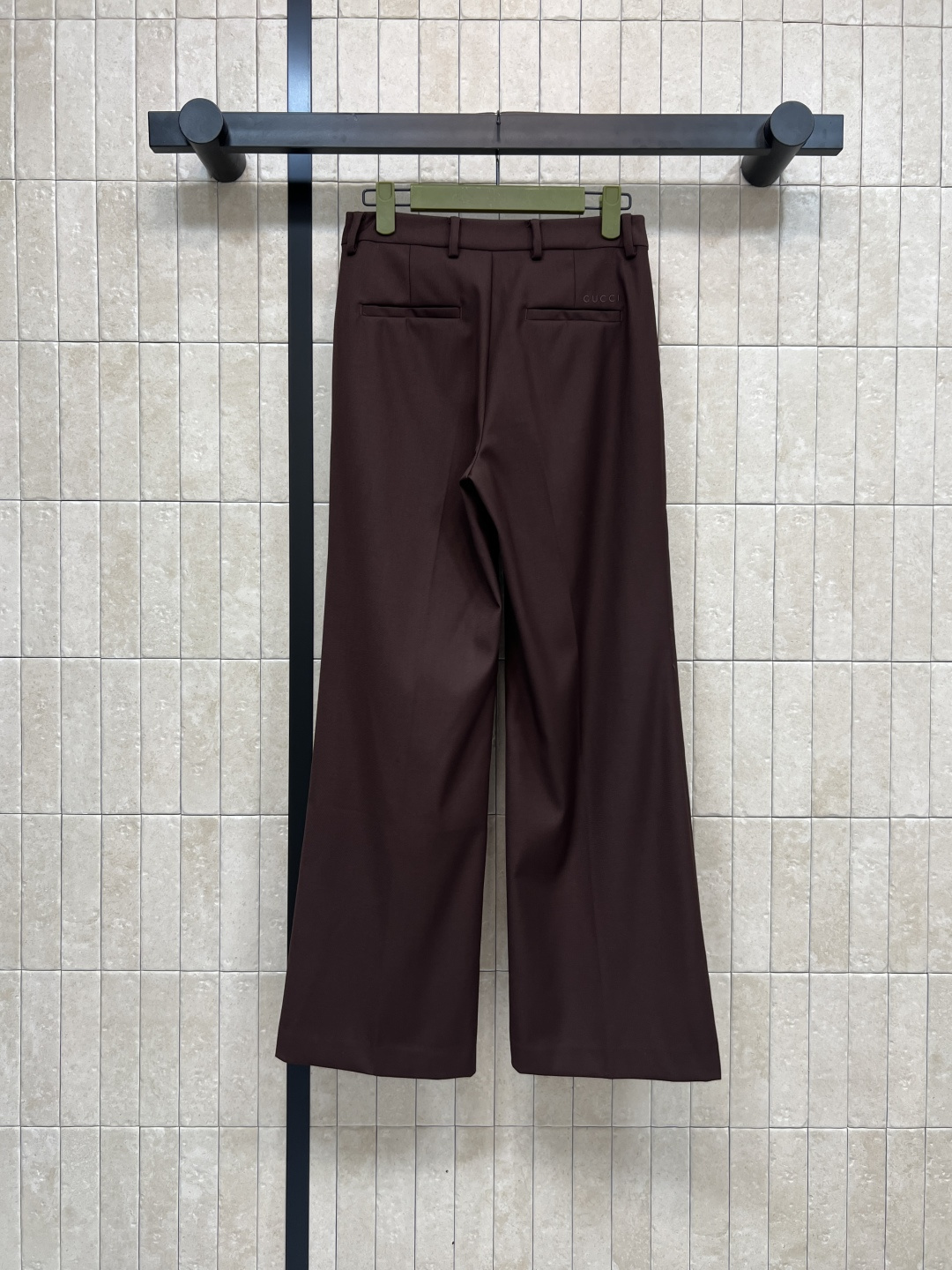 G家 25秋冬新款 深棕色直筒西装裤 纽扣开合 配勾扣 裤脚小开叉设计 后面口袋刺绣字母logo点缀 自