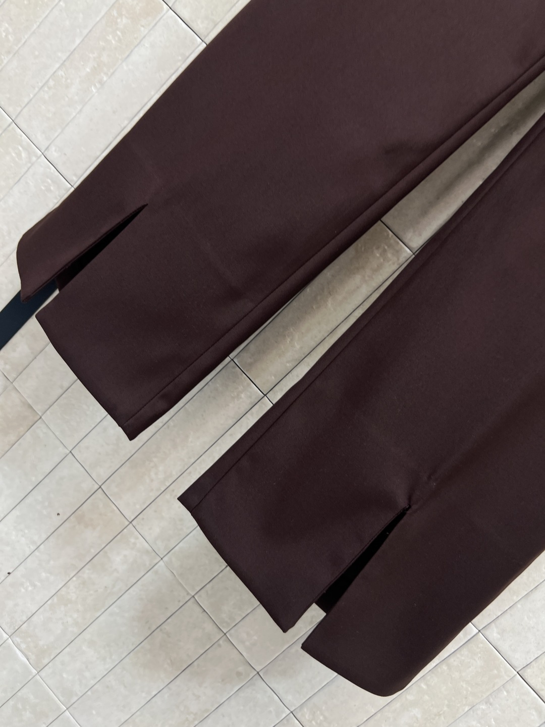 G家 25秋冬新款 深棕色直筒西装裤 纽扣开合 配勾扣 裤脚小开叉设计 后面口袋刺绣字母logo点缀 自