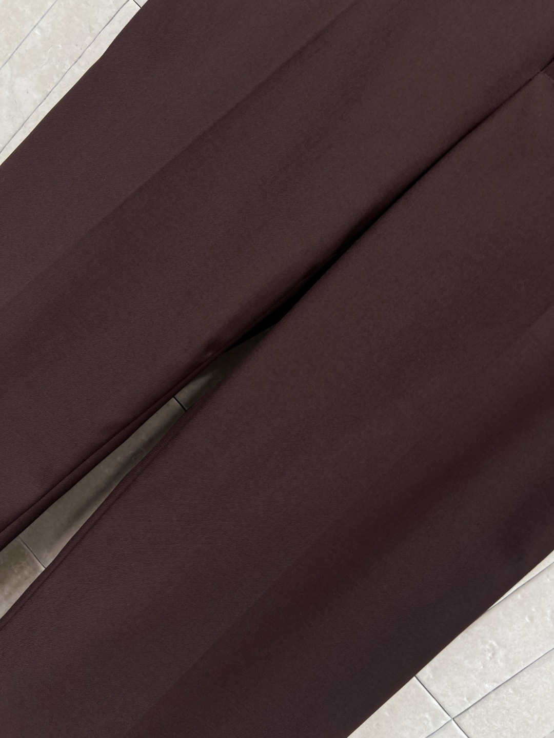 G家 25秋冬新款 深棕色直筒西装裤 纽扣开合 配勾扣 裤脚小开叉设计 后面口袋刺绣字母logo点缀 自